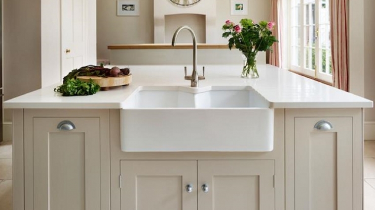 https://ilikeinteriors.nl/wp-content/uploads/2017/10/0e30a0134828bdfd1bacd52a48035362-beige-kitchen-cabinets-kitchen-island-sink-Copy-1_740x416_acf_cropped.jpg
